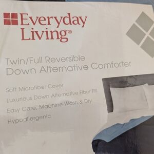 Reversible Comforter in White and Blue